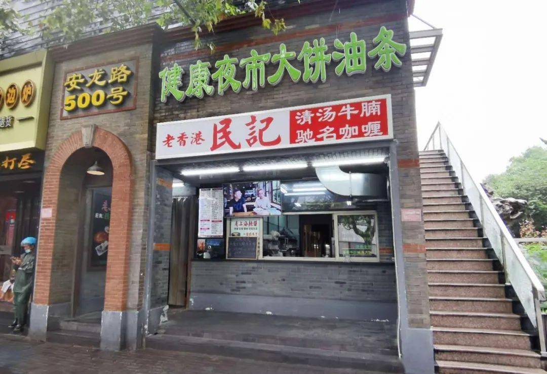 在安龙路上的健康夜市大饼油条店,记者依稀能见到老上海传统早餐的