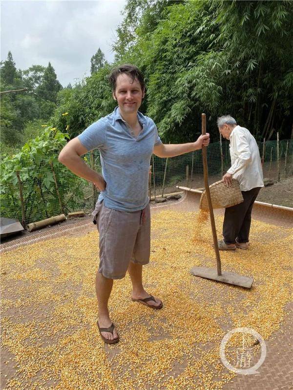 在重庆定居的美国小伙最近火了网友干农活的样子像极了我们村的老大爷