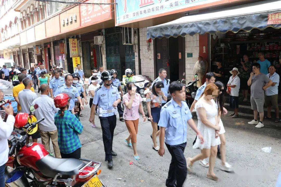直击百色扫黄现场!多名男女被带走,场面真大!