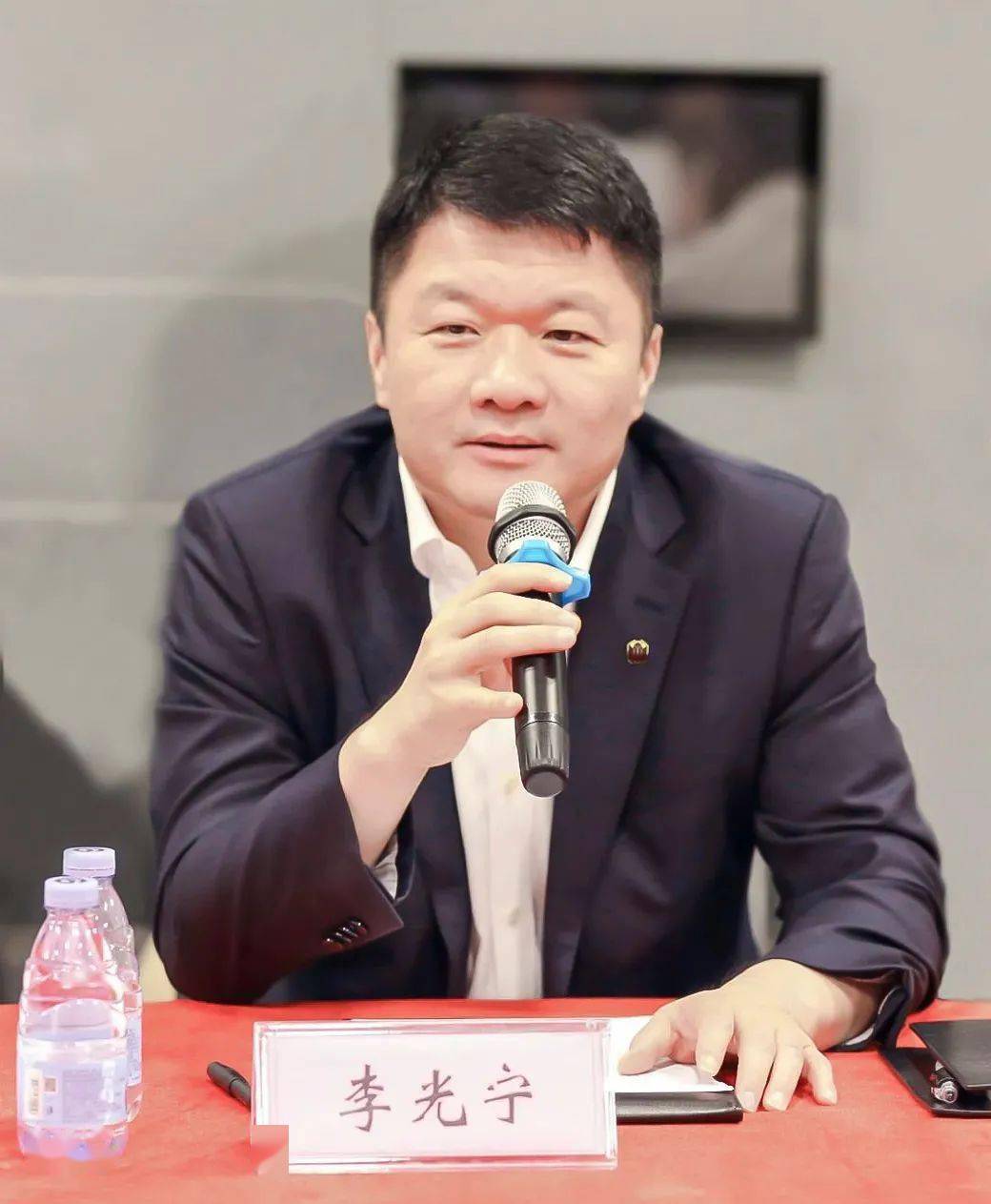 华发集团总经理李光宁作为股东代表在会议中讲话