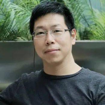 著有诗集《赋形者》,诗论集《隔渊望着人们》,译有辛波斯卡诗选《我曾