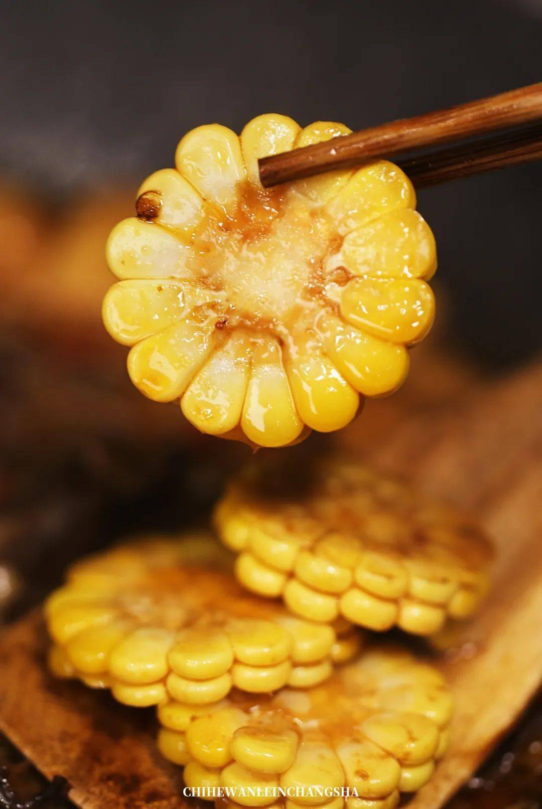 还带有丝丝香甜,留下满嘴香;甜玉米入味后将香甜的滋味充分散发出来