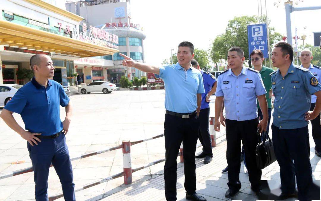 陈向汉一行先后前往关帝庙市场,东方伟业商场,长途汽