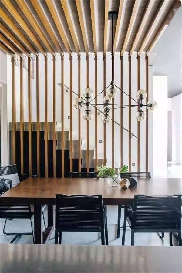 ▼栅栏吊顶 栅栏隔断是所有隔断中最能扩充空间感的一种.