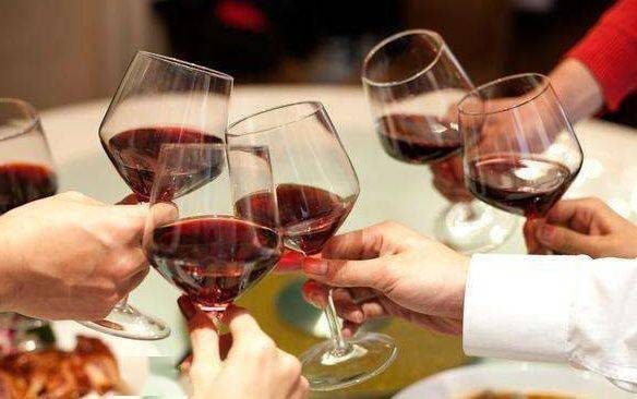 喝红酒按照西方的传统文化来讲,应该是左手举杯来碰酒显得更为尊重
