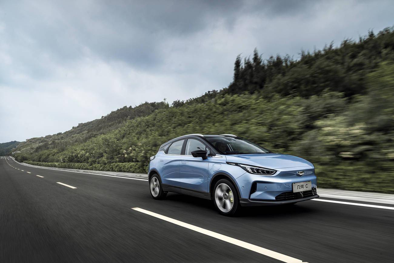 专打续航痛点,2年7折回购,几何c是一款买了不吃亏的电动车_搜狐汽车