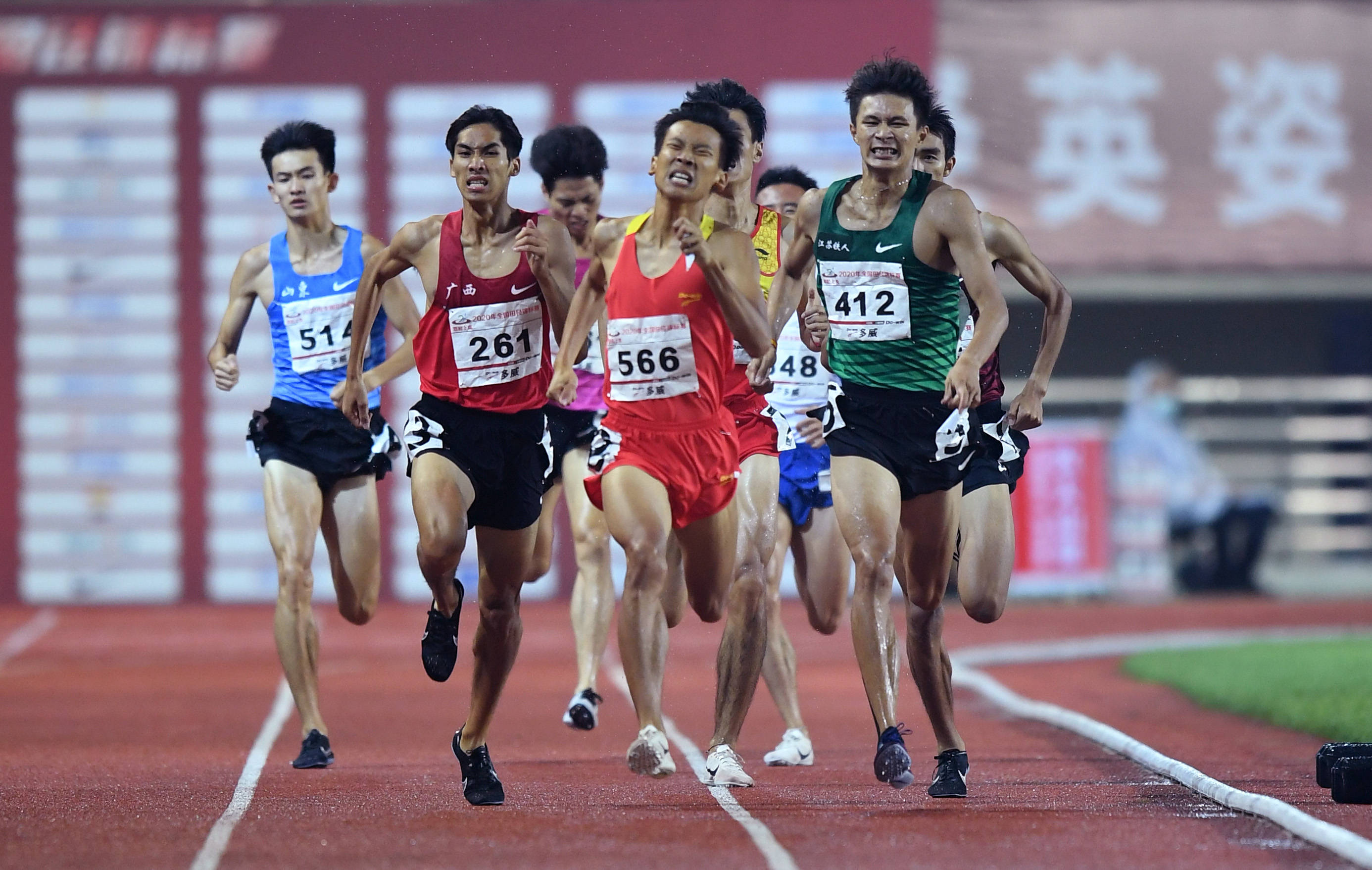 江苏铁人队选手夏辰禹(前右)在男子800米决赛中,最终他以1分51秒75的