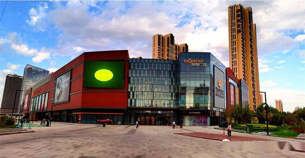 信誉楼超市丰收店位于石家庄体育北大街和丰收路交口东北角