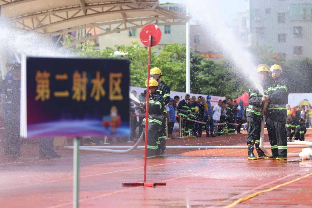 连接水枪,出水打靶2个射水组铺设水带控制分水器,为前方持续供水供水