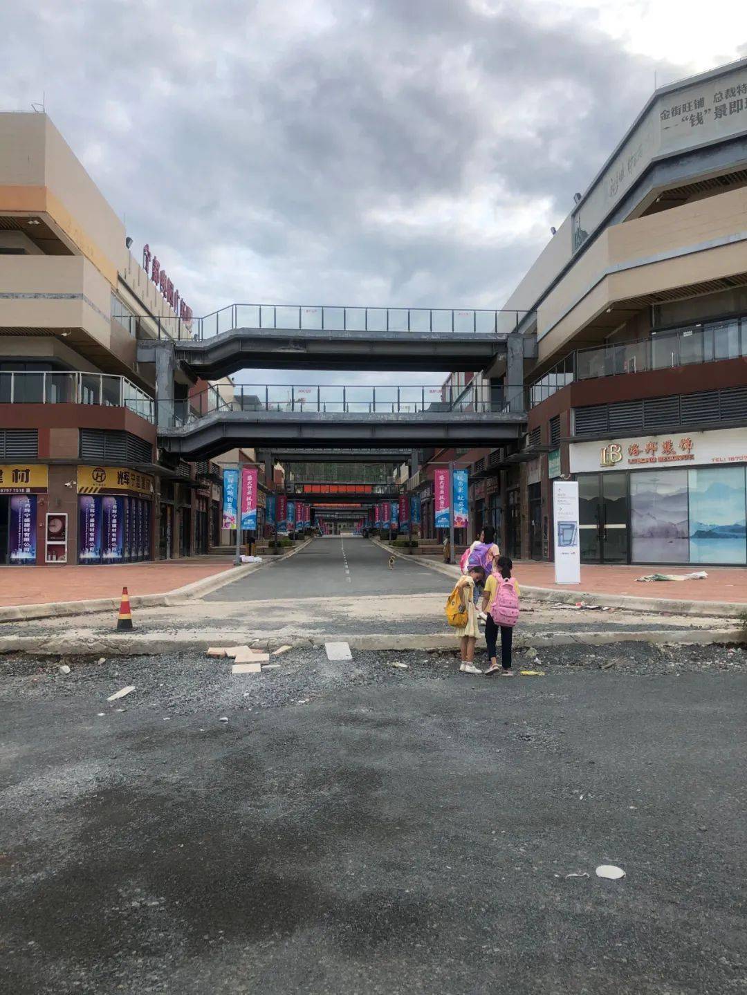 网友吐槽:宁都奥园广场旁道路年久未修,居民出行困难