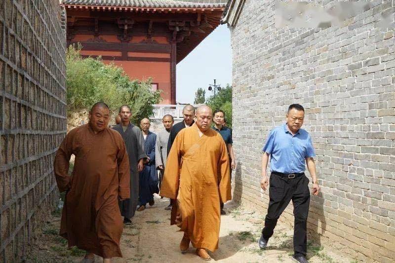 释永信方丈一行赴少林寺下院新密超化寺考察指导工作