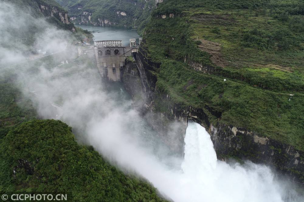 贵州东风湖水电站开闸泄洪