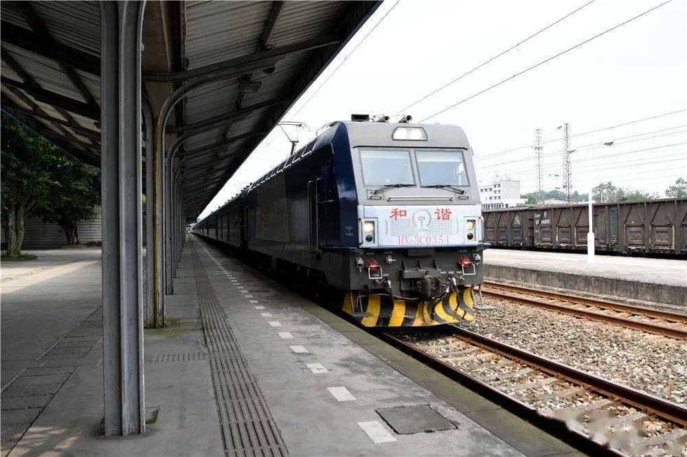 "老成渝"变身"新网红"_列车