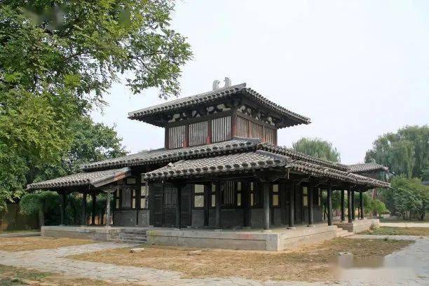 班固的《西都赋》有"后宫则有掖庭椒房,后妃之室"的句子;白居易的