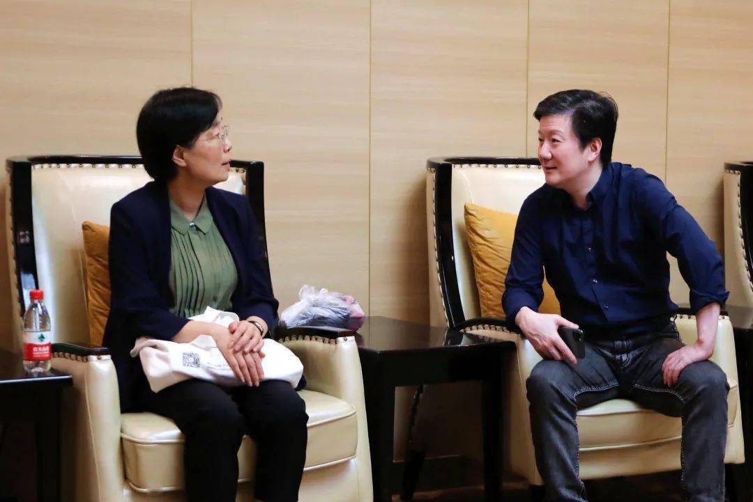 朱海闵观看《宝莲灯》和翁国生交流审 核:中心办公室文字撰写:阮嘉铭