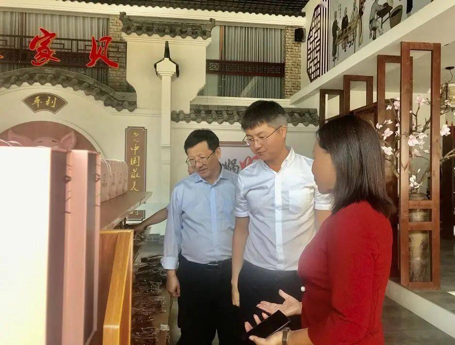 9月18日,县委副书记吴代强陪同宁强县副县长霍晓立到社区工厂总部