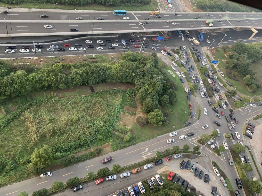 长山大道封闭第一天多个路口堵瘫