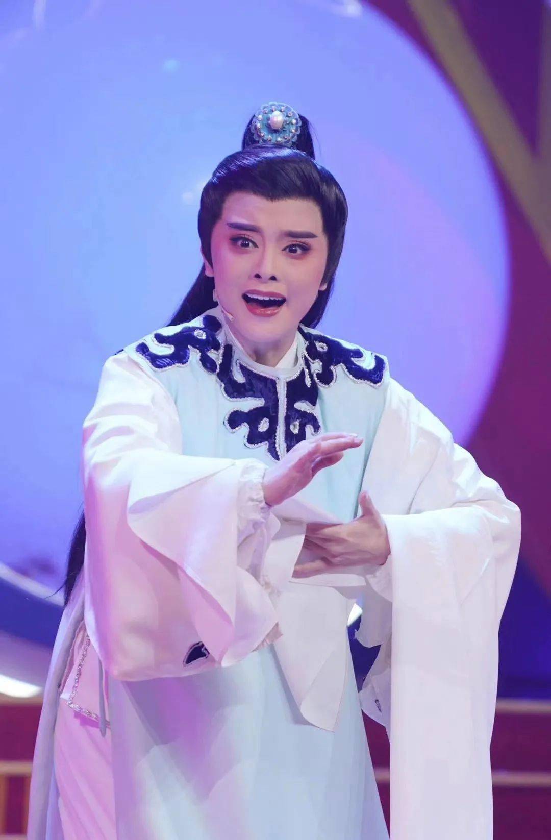 她不仅出生绍剧世家,还被越剧王子收为弟子_郭茜云