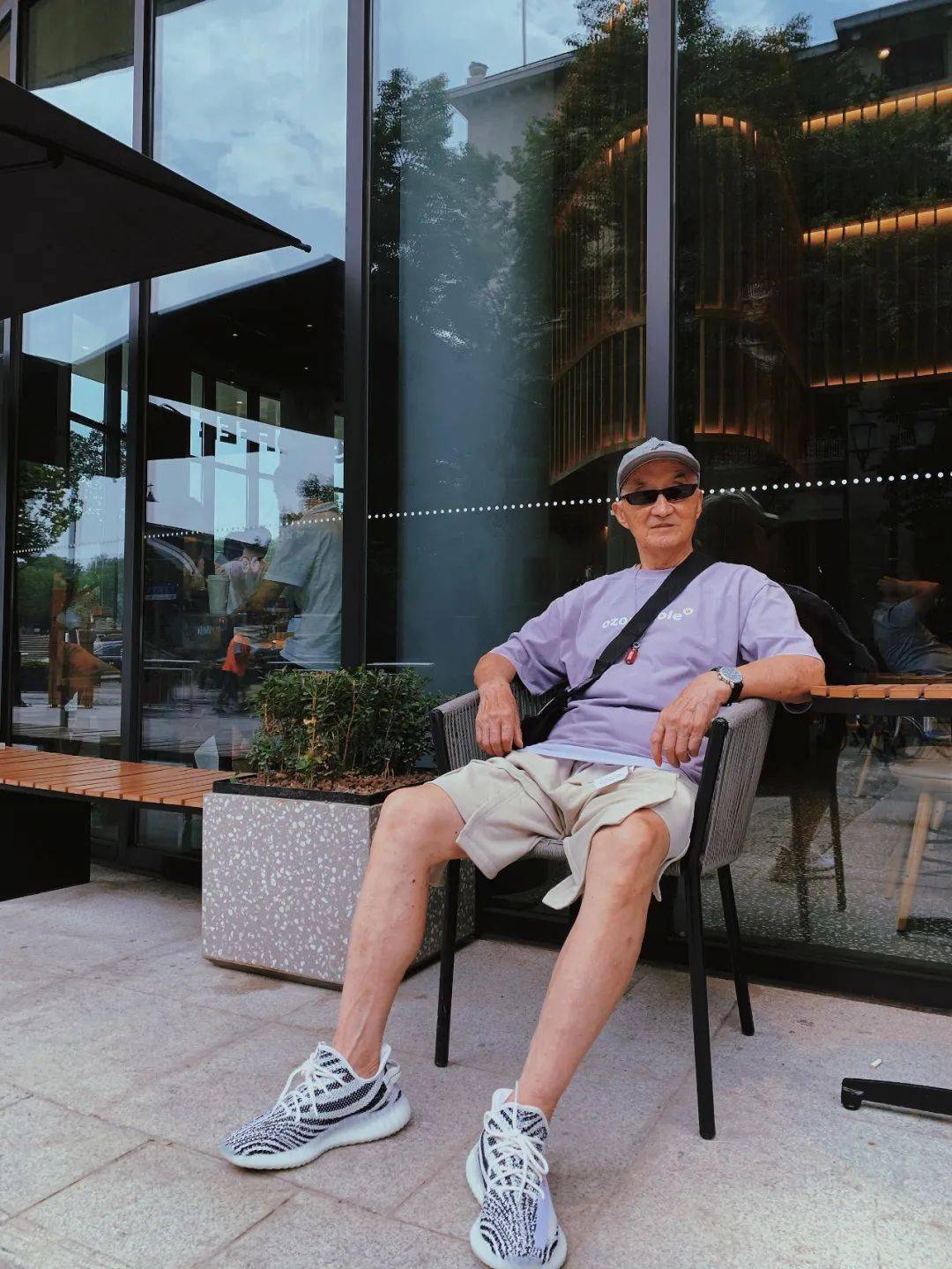 "中国老头,大爷的形象,不能只是背心,短裤和拖鞋,老年人也要追求生活