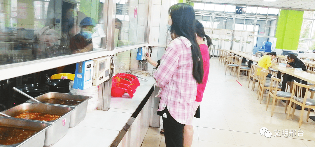 适量"小份菜"避免了浪费17日中午,在邢台学院的食堂,学生们陆续开始选