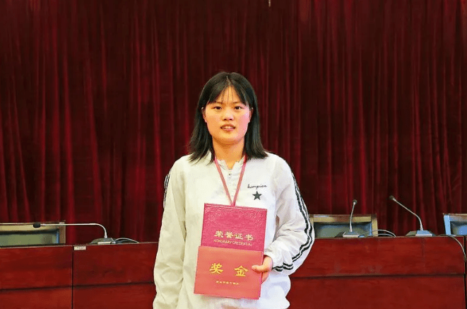 商洛坚强女孩独臂叩开大学之门