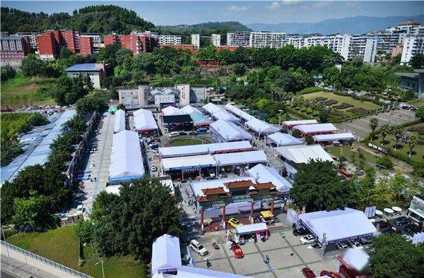 9月18日,为期三天的第二十届三峡库区秋季汽车消费展在心连心广场正式