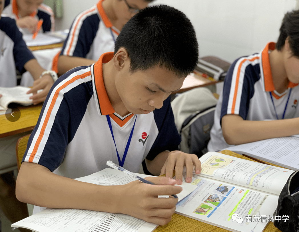 黄镇轩同学虞青文同学刘嘉谊同学一寸光阴一寸金,希望同学们能向这