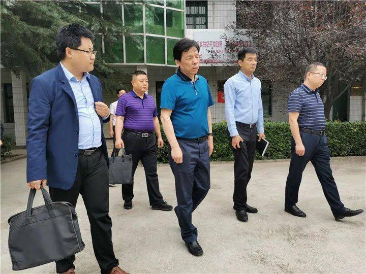 区委书记霍铁桥深入县功镇检查指导脱贫攻坚工作