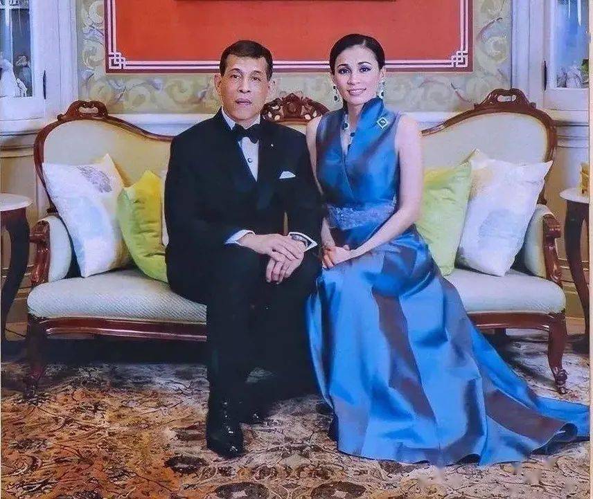 68岁泰国国王为35岁贵妃作画,甜蜜画风火爆全网:浪漫的背后是你想不到