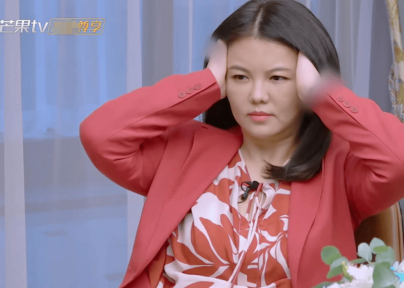 李湘新节目开播戒指手表和领口全被打码后期真的太用心了