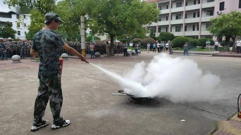泰和中学高一新生:学军人风采 强自身素质_军训