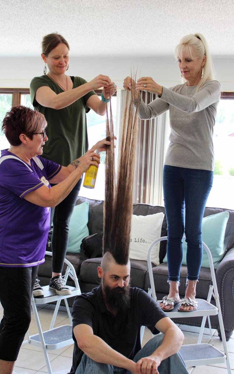 美国男子蓄发7年,创造108米世界最高莫西干发型