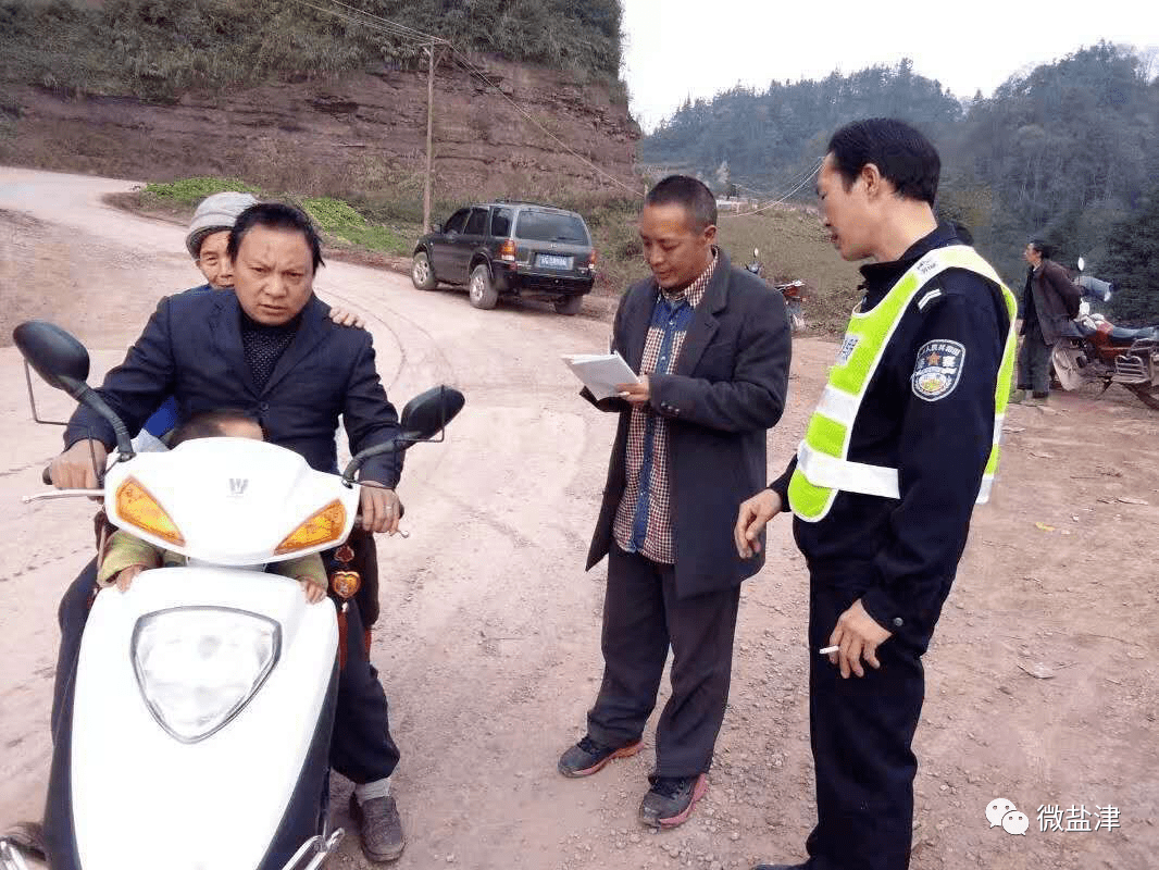 落雁乡龙塘村交通劝导员助力农村道路路畅人安