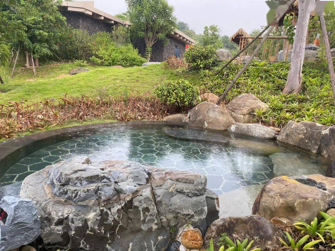 诸多矿物质堪称"养生宝藏"雨中泡温泉的好处诸多,对于女性来说,在雨中