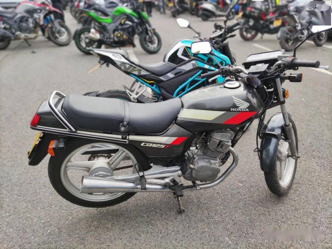 yamaha srv250在展馆前的大马路上我还拍到了很有意思的一幕:大排量