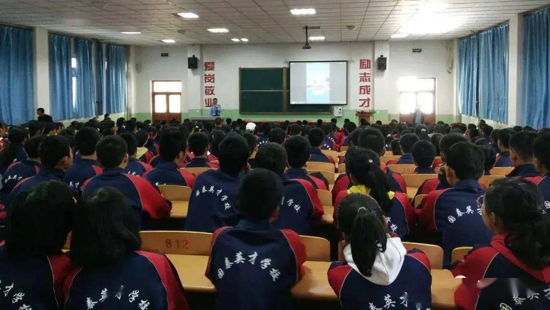 9月15日下午,定西市安定区禁毒办联合中华路街道,深入英才高级中学