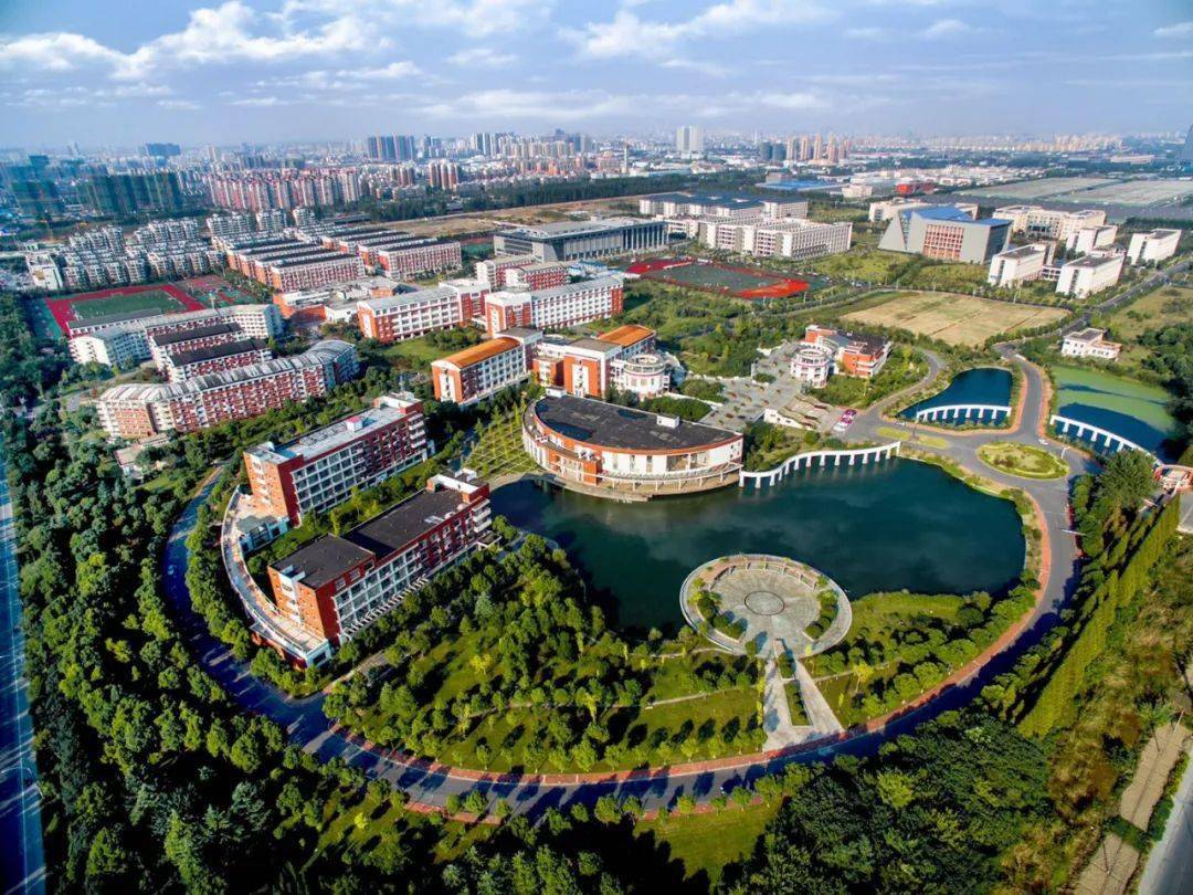 扬州大学扬子津校区实景图卓杰地产的陈姓负责人介绍,8月上旬,随着市