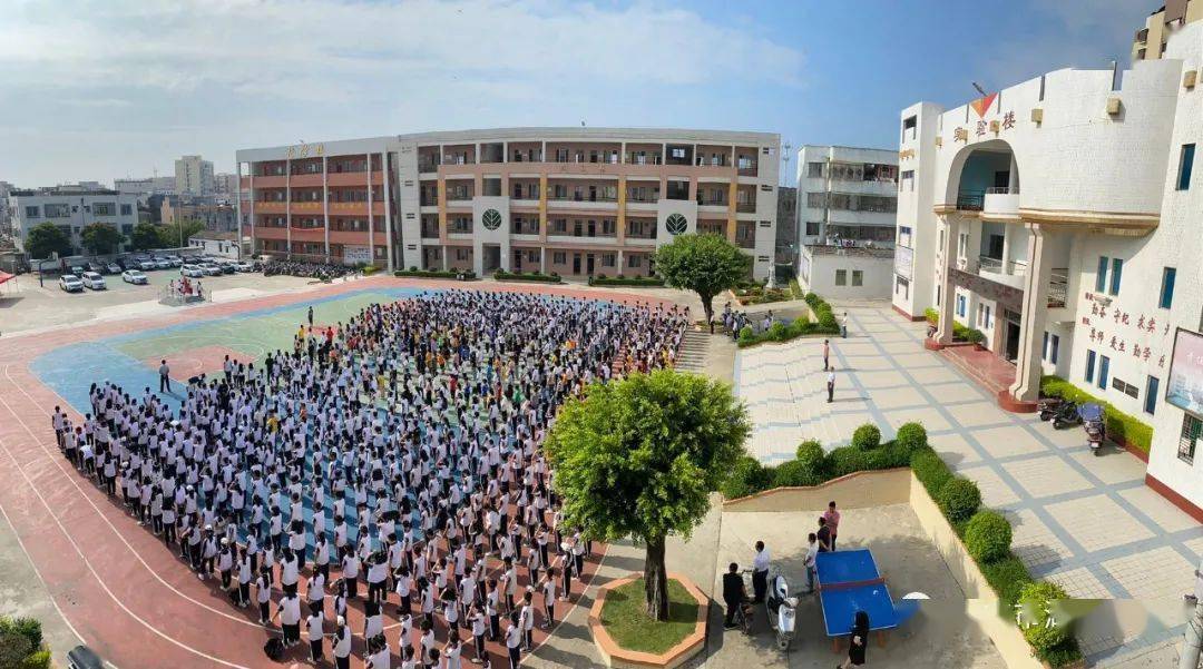 湖东中学举行度九六届奖学基金会奖学金暨2020级新生本校奖学金颁奖