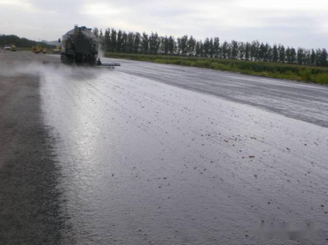 洒布sbs改性热沥青(一般用量1.0-1.2kg/m2)