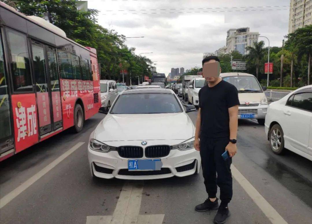 隨後,民警依法做出相應處罰,並對車輛行駛證進行扣留,督促該車車主