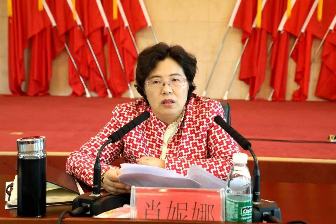 会上,县委书记肖妮娜指出,要强化思想认识,坚决打好城镇贫困群众脱贫