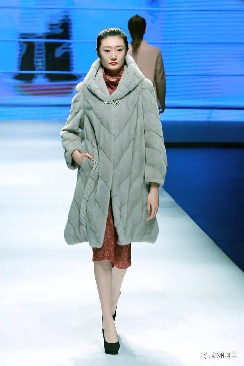 2020大连时装周秋季天伦皮草