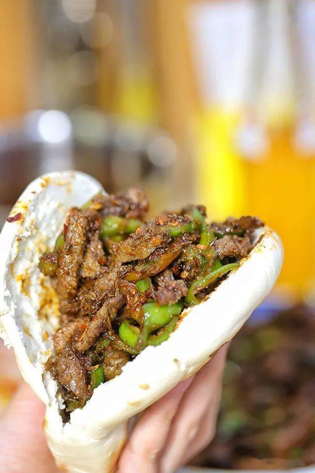 东北方向一条小巷里的孜然炒肉专卖店是谁的本命菜