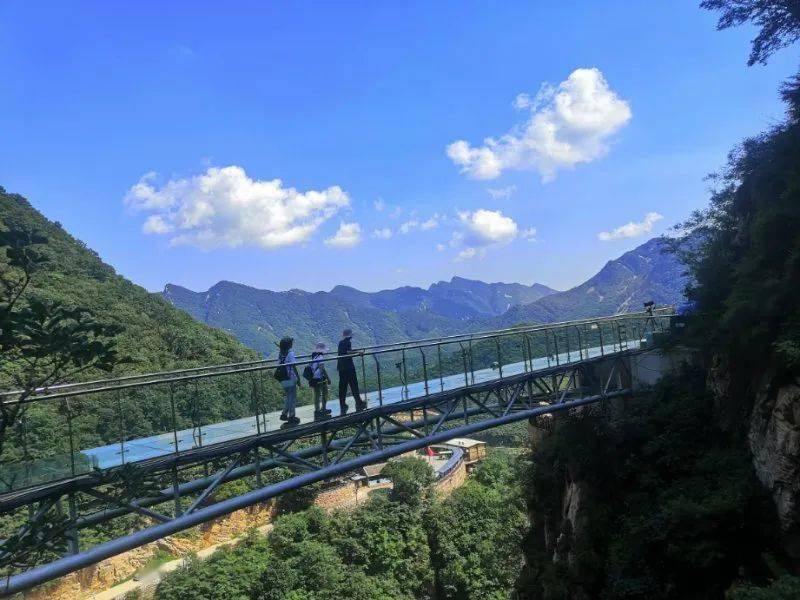 介紹一下九山頂玻璃棧道是天津市首個高空玻璃棧道,該棧道位於陡峭