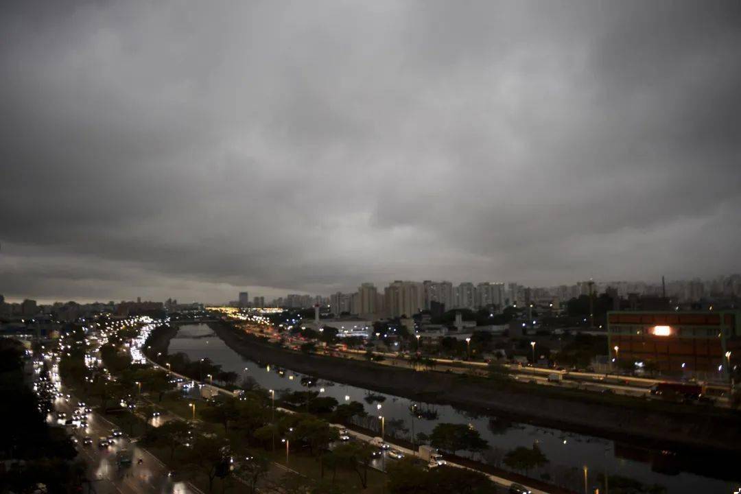 黑晝與黑雨巴西因森林火災驟增部分城市或將遭受異常天氣