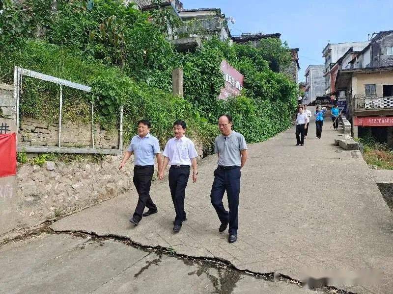 聯絡站建設 9月22日,桂平市人大常委會主任李健龍一行到南木鎮珠盞村