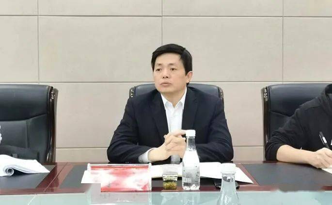 兴仁经开区管委会副主任,市政府办主任黄奇陪同