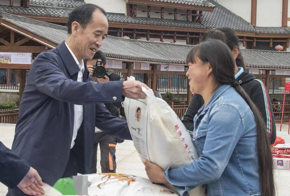 9月22日,纳雍县2020年中国农民丰收节活动在鸽子花风情小镇广场举行.