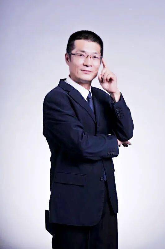 人这事儿呀,其实我是师从张小斌,但最早的秦腔主持人是从阎振俗开始