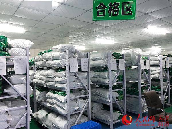 库房里药材整齐放置.陶建摄